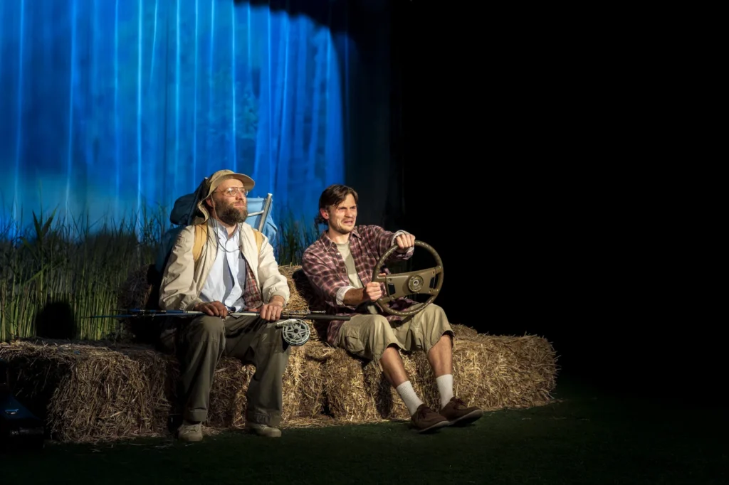 Stseen lavastusest „Jänki seiklused Hiiumaal“ Viscosa Kultuuritehases Hiiumaal – peresõbralik suveteater Douglas Wellsi seiklustest Hiiumaal