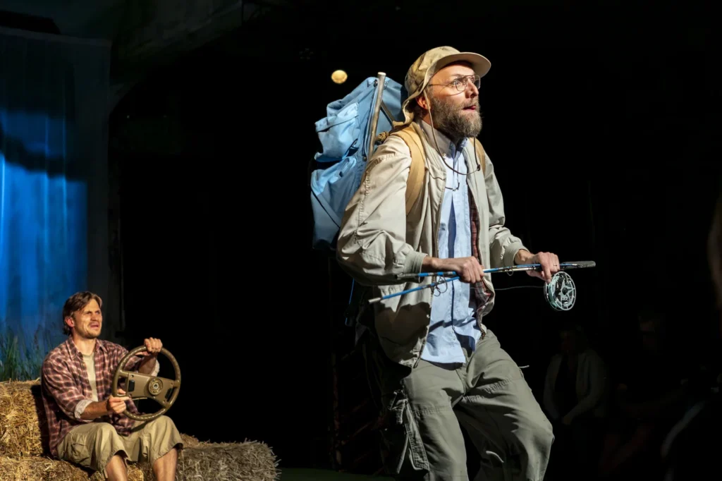 Stseen lavastusest „Jänki seiklused Hiiumaal“ Viscosa Kultuuritehases Hiiumaal – peresõbralik suveteater Douglas Wellsi seiklustest Hiiumaal