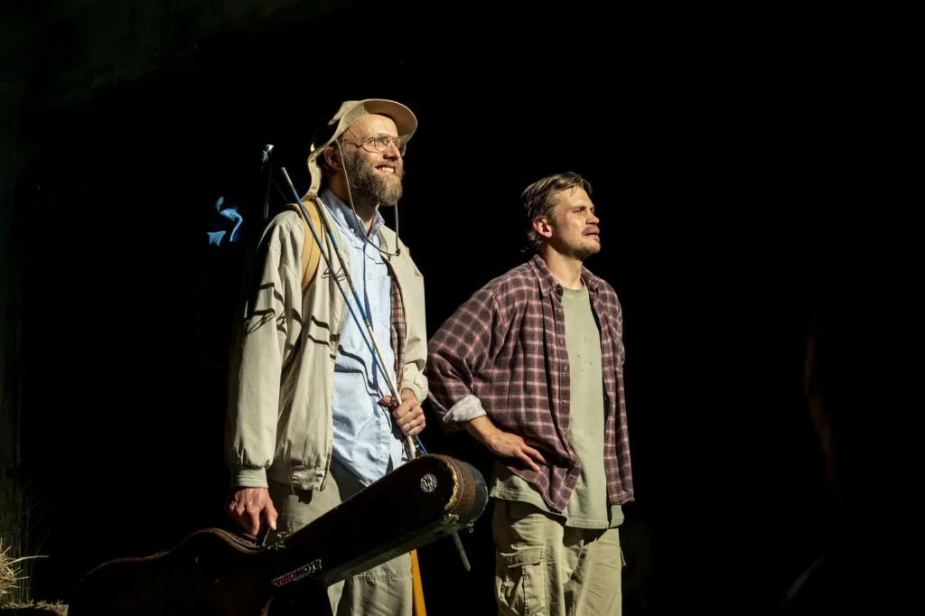 Stseen lavastusest „Jänki seiklused Hiiumaal“ Viscosa Kultuuritehases Hiiumaal – peresõbralik suveteater Douglas Wellsi seiklustest Hiiumaal Foto Airi Leon