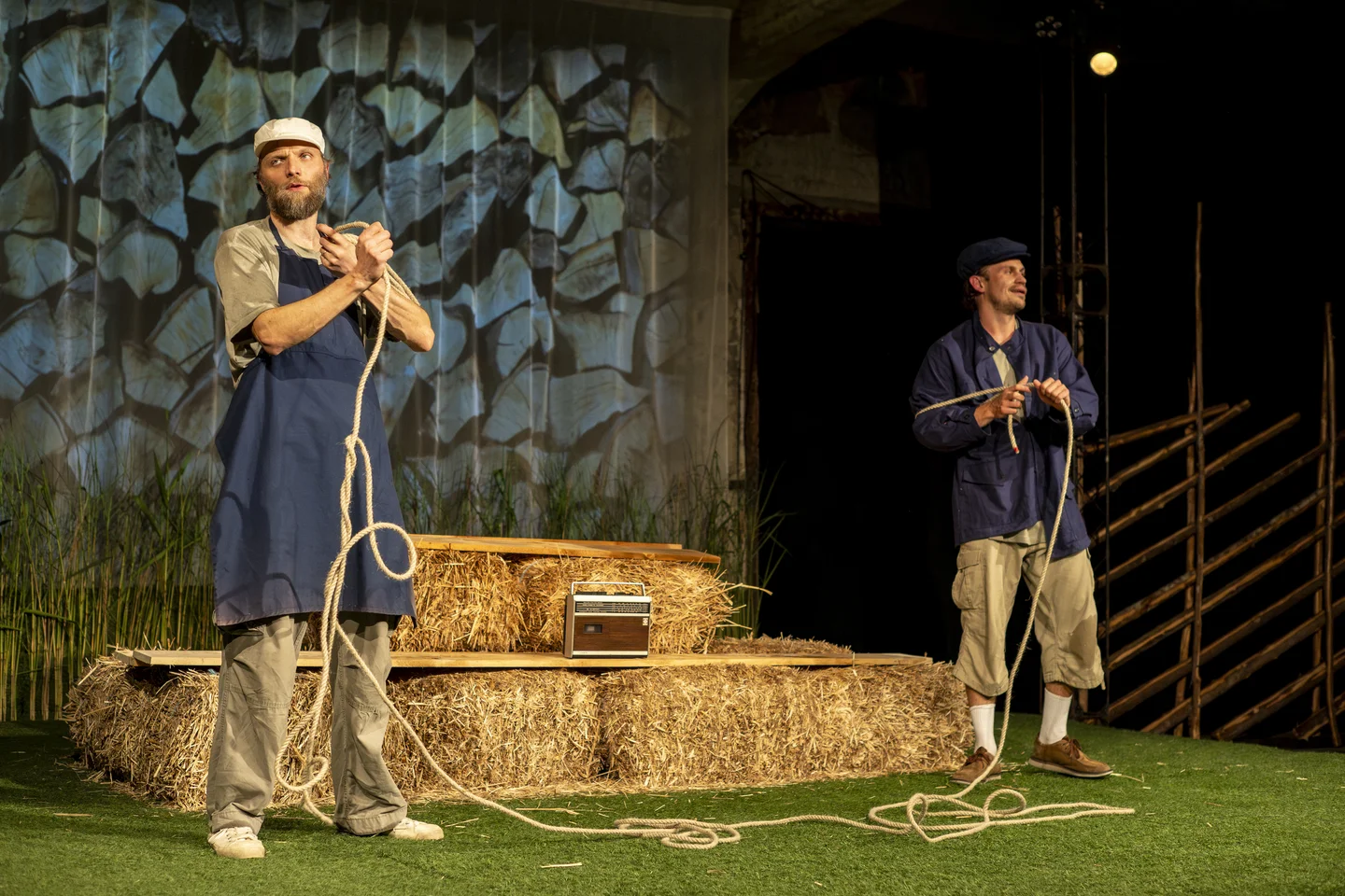 Stseen lavastusest „Jänki seiklused Hiiumaal“ Viscosa Kultuuritehases Hiiumaal – peresõbralik suveteater Douglas Wellsi seiklustest Hiiumaal