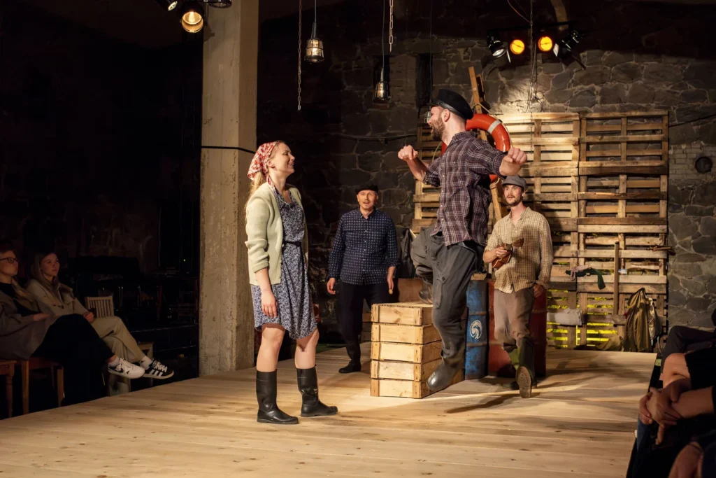 Lavastaja Mait Joorits suvelavastus "Mere Laul" Viscosa Kultuuritehases Hiiumaal. Mida teha Hiiumaal? Marten Kuningas, Merlin Kivi ja Laura Peterson-Aardam suveteater.