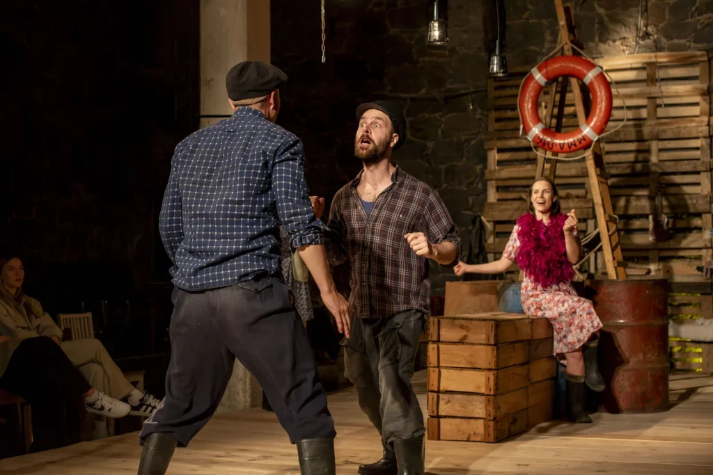 Lavastaja Mait Joorits suvelavastus "Mere Laul" Viscosa Kultuuritehases Hiiumaal. Mida teha Hiiumaal? Marten Kuningas, Merlin Kivi ja Laura Peterson-Aardam suveteater.