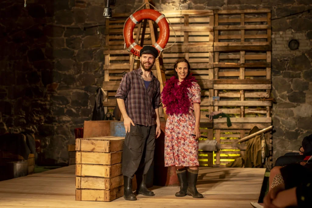 Lavastaja Mait Joorits suvelavastus "Mere Laul" Viscosa Kultuuritehases Hiiumaal. Mida teha Hiiumaal? Marten Kuningas, Merlin Kivi ja Laura Peterson-Aardam suveteater.