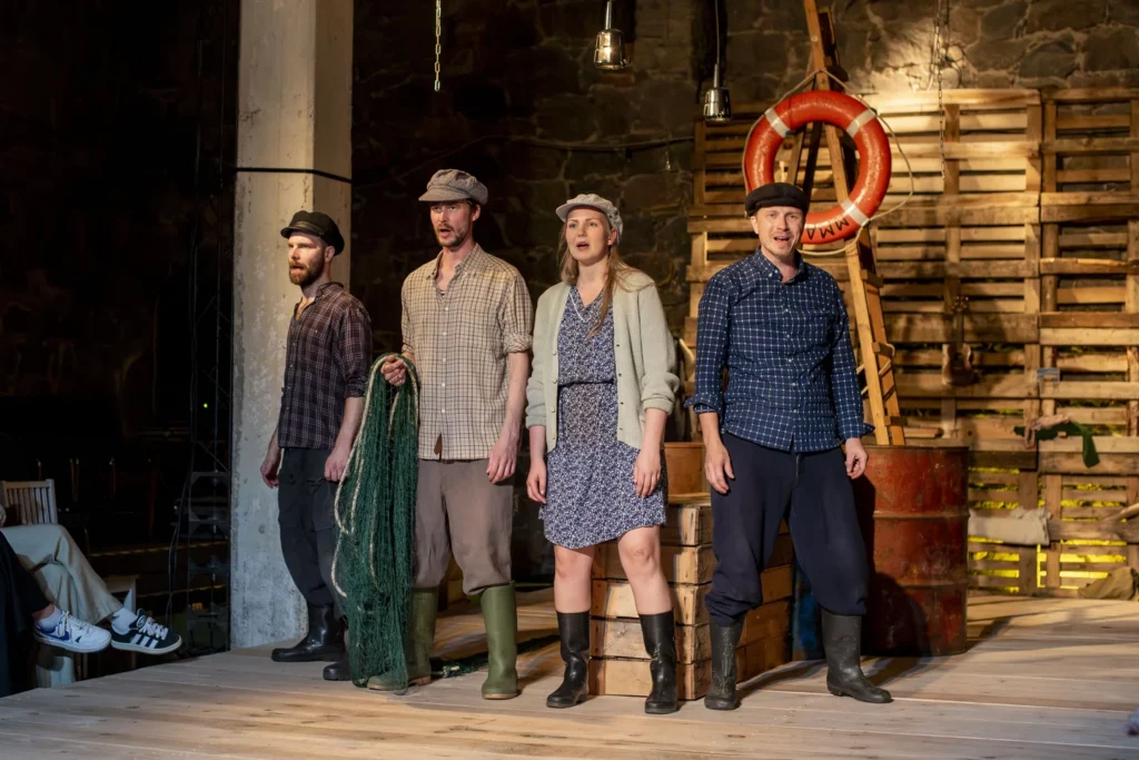 Lavastaja Mait Joorits suvelavastus "Mere Laul" Viscosa Kultuuritehases Hiiumaal. Mida teha Hiiumaal? Marten Kuningas, Merlin Kivi ja Laura Peterson-Aardam suveteater.