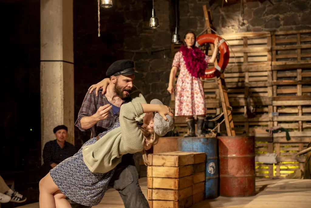 Lavastaja Mait Joorits suvelavastus "Mere Laul" Viscosa Kultuuritehases Hiiumaal. Mida teha Hiiumaal? Marten Kuningas, Merlin Kivi ja Laura Peterson-Aardam suveteater.