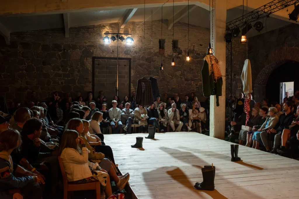 Lavastaja Mait Joorits suvelavastus "Mere Laul" Viscosa Kultuuritehases Hiiumaal. Mida teha Hiiumaal? Marten Kuningas, Merlin Kivi ja Laura Peterson-Aardam suveteater.