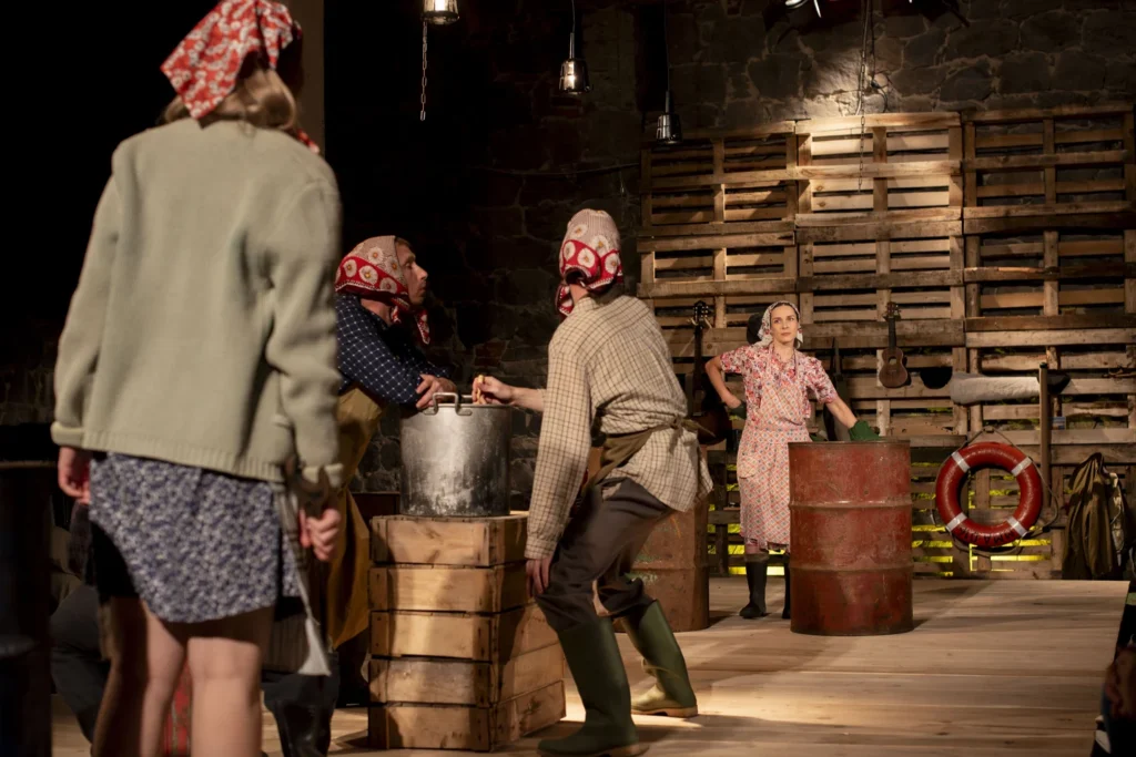 Lavastaja Mait Joorits suvelavastus "Mere Laul" Viscosa Kultuuritehases Hiiumaal. Mida teha Hiiumaal? Marten Kuningas, Merlin Kivi ja Laura Peterson-Aardam suveteater.