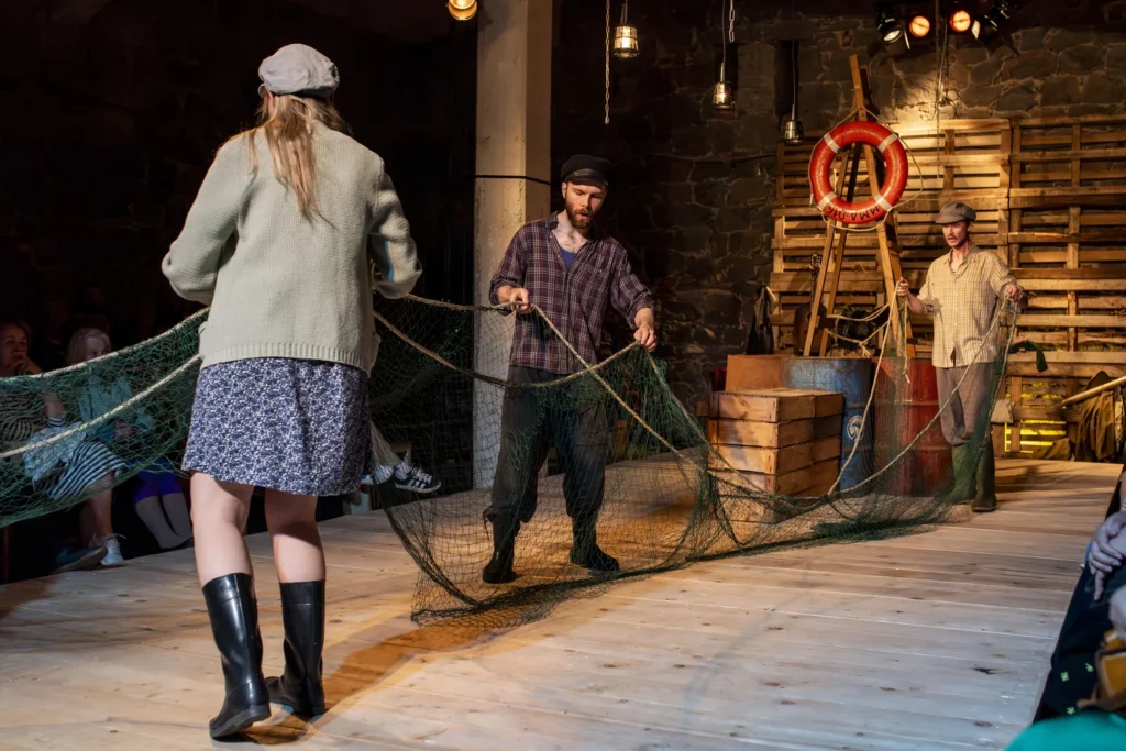 Lavastaja Mait Joorits suvelavastus "Mere Laul" Viscosa Kultuuritehases Hiiumaal. Mida teha Hiiumaal? Marten Kuningas, Merlin Kivi ja Laura Peterson-Aardam suveteater.