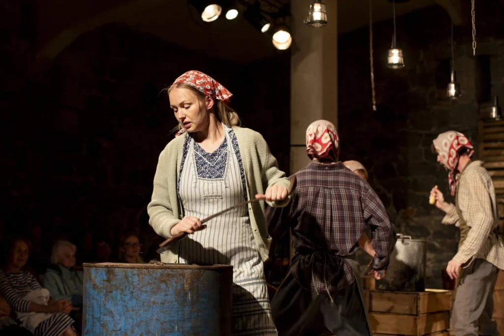 Lavastaja Mait Joorits suvelavastus "Mere Laul" Viscosa Kultuuritehases Hiiumaal. Mida teha Hiiumaal? Marten Kuningas, Merlin Kivi ja Laura Peterson-Aardam suveteater.