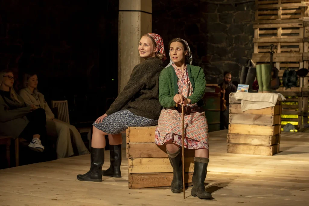 Lavastaja Mait Joorits suvelavastus "Mere Laul" Viscosa Kultuuritehases Hiiumaal. Mida teha Hiiumaal? Marten Kuningas, Merlin Kivi ja Laura Peterson-Aardam suveteater. Foto Airi Leon