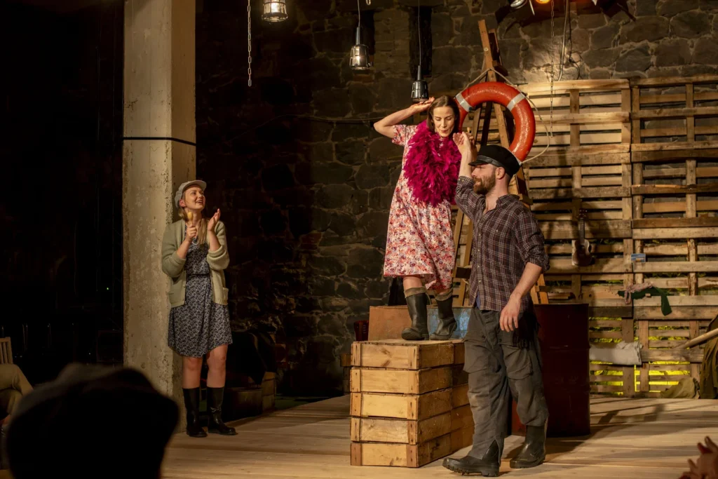 Lavastaja Mait Joorits suvelavastus "Mere Laul" Viscosa Kultuuritehases Hiiumaal. Mida teha Hiiumaal? Marten Kuningas, Merlin Kivi ja Laura Peterson-Aardam suveteater.