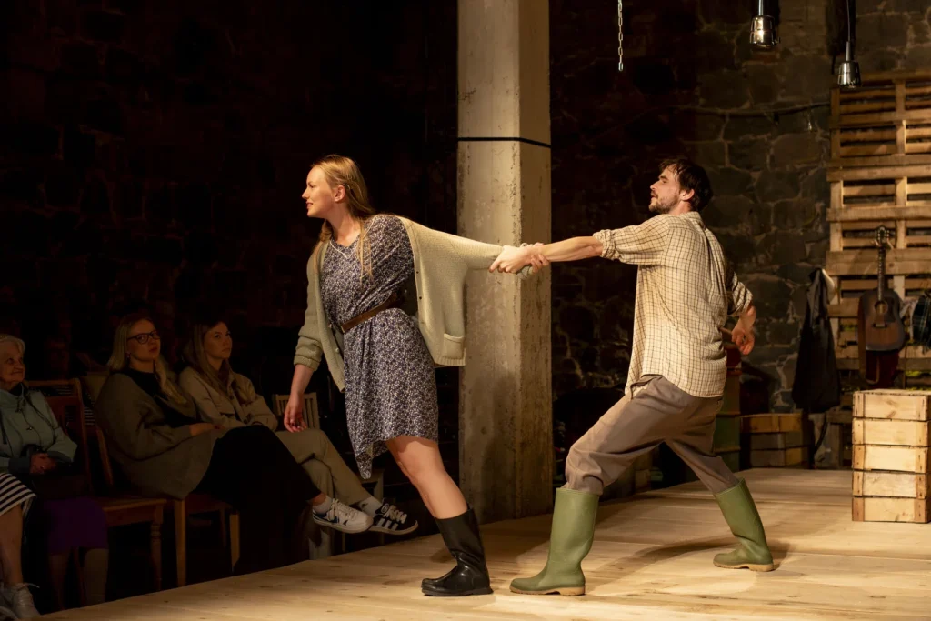 Lavastaja Mait Joorits suvelavastus "Mere Laul" Viscosa Kultuuritehases Hiiumaal. Mida teha Hiiumaal? Marten Kuningas, Merlin Kivi ja Laura Peterson-Aardam suveteater.