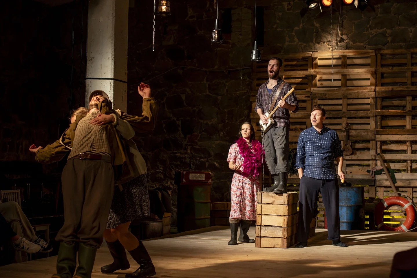 Lavastaja Mait Joorits suvelavastus "Mere Laul" Viscosa Kultuuritehases Hiiumaal. Mida teha Hiiumaal? Marten Kuningas, Merlin Kivi ja Laura Peterson-Aardam suveteater.