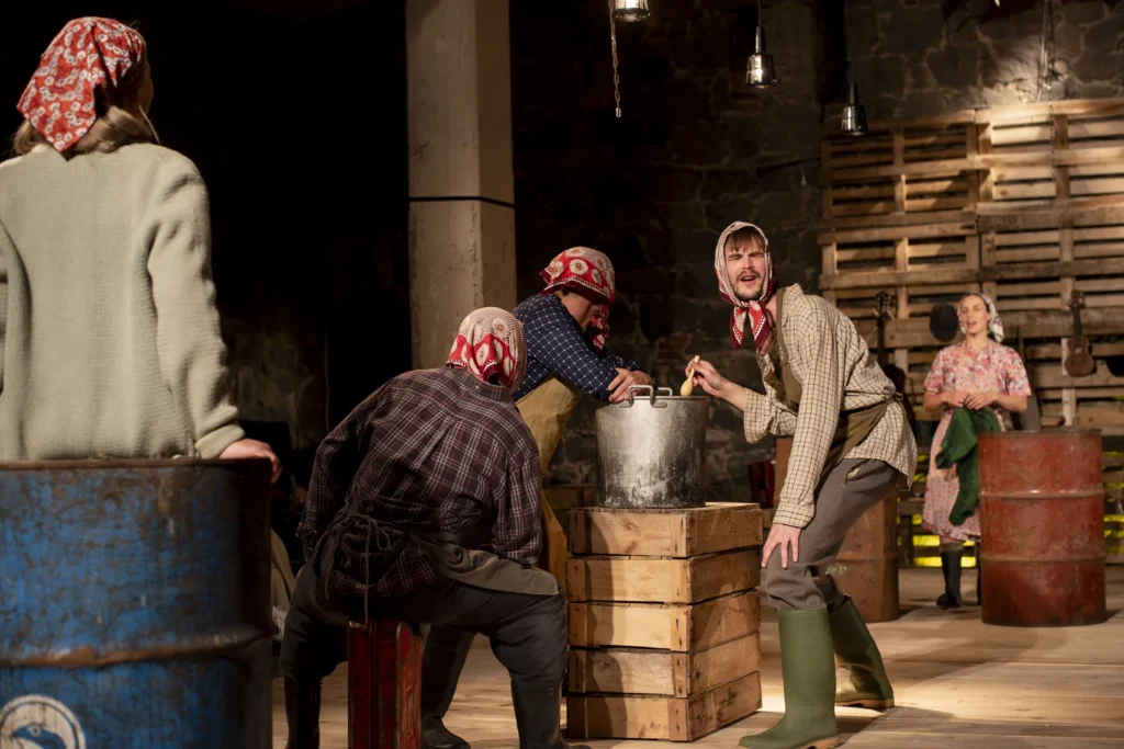 Lavastaja Mait Joorits suvelavastus "Mere Laul" Viscosa Kultuuritehases Hiiumaal. Mida teha Hiiumaal? Marten Kuningas, Merlin Kivi ja Laura Peterson-Aardam suveteater.