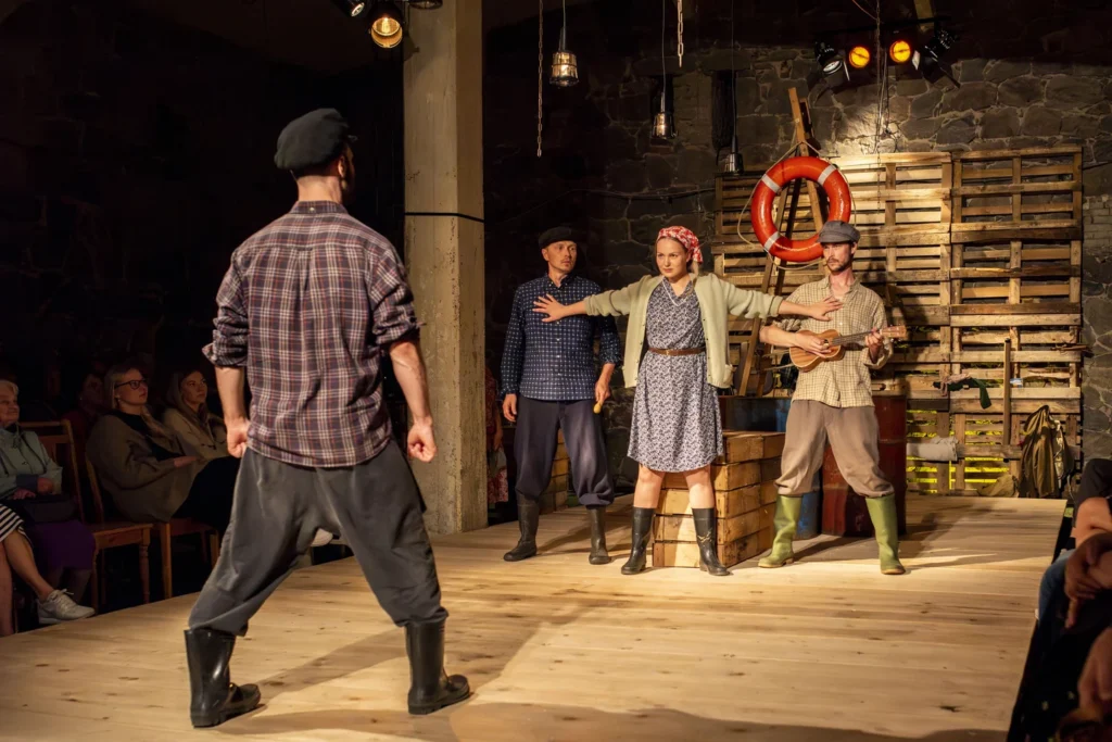 Lavastaja Mait Joorits suvelavastus "Mere Laul" Viscosa Kultuuritehases Hiiumaal. Mida teha Hiiumaal? Marten Kuningas, Merlin Kivi ja Laura Peterson-Aardam suveteater.