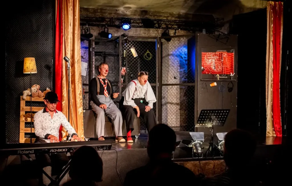 Piip ja Tuut suvelavastused Viscosa Kultuuritehases – mida teha Hiiumaal ja kuhu minna lastega. Vali suveteater ja perepuhkus Eestis