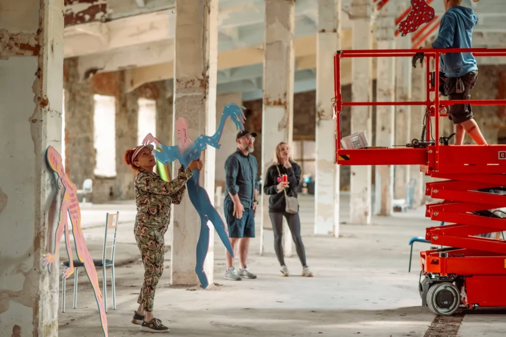 Viscosa Kultuuritehase kompleks Hiiumaal. mida teha Hiiumaal ja kuhu minna lastega. Arhitektuuripärand mis loob kunsti, teatrit, kontserte ja festivale. Puhka Eestis kontserdid, söögikohad ja festivalid. Majutus Hiiumaal ning kireva kultuurikavaga üritused, loodusmatkad, kultuurireisid ja giidituurid.