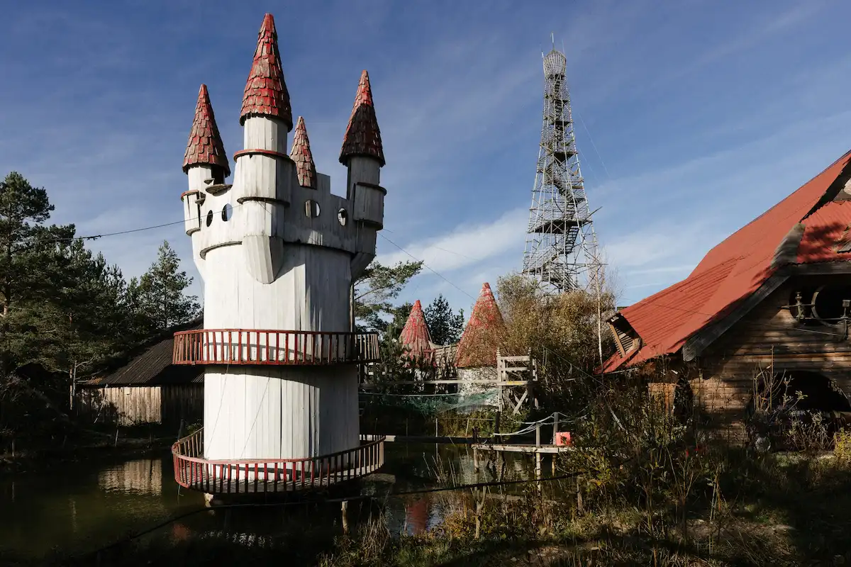 Pariisi Eiffeli torni kümme korda vähendatud 31,4 m kõrgune koopia Reigis