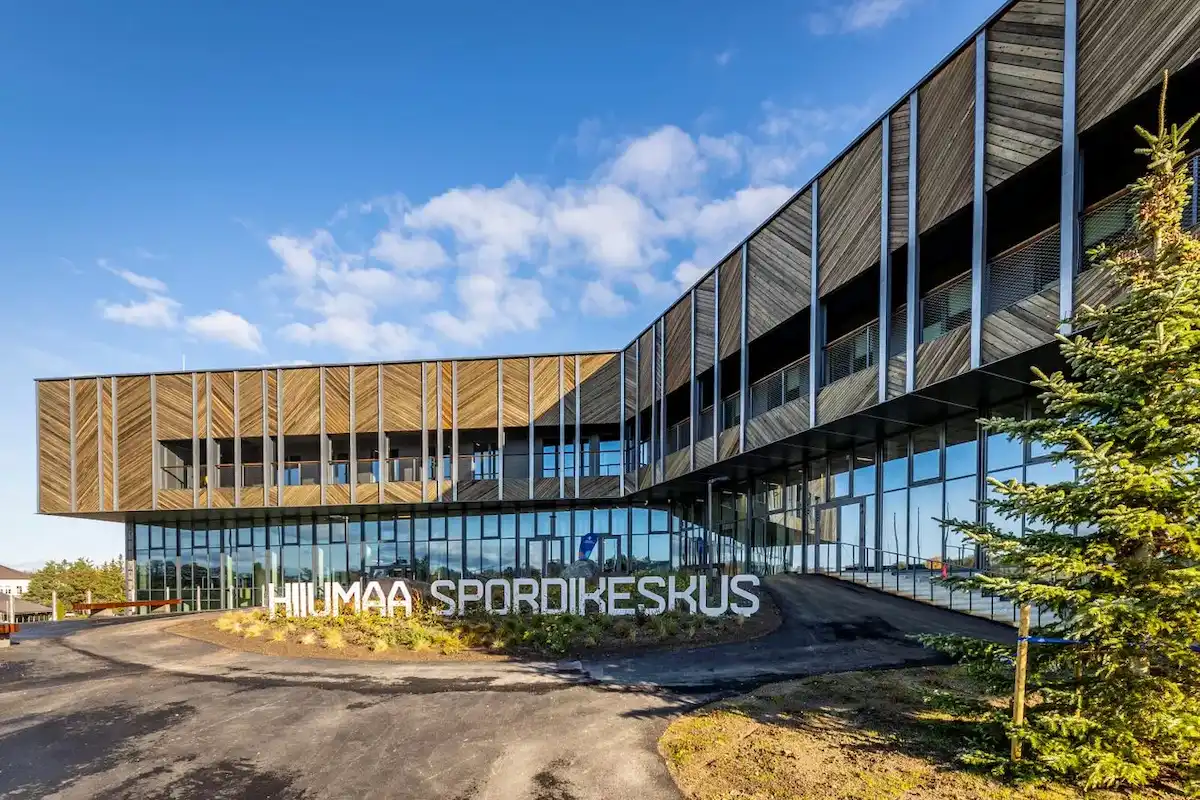 Hiiumaa Spordihoone - kvaliteetsed võimalused spordi nautimiseks: pallimängud, kergejõustik, tennis, jõusaal, rühmatrennid