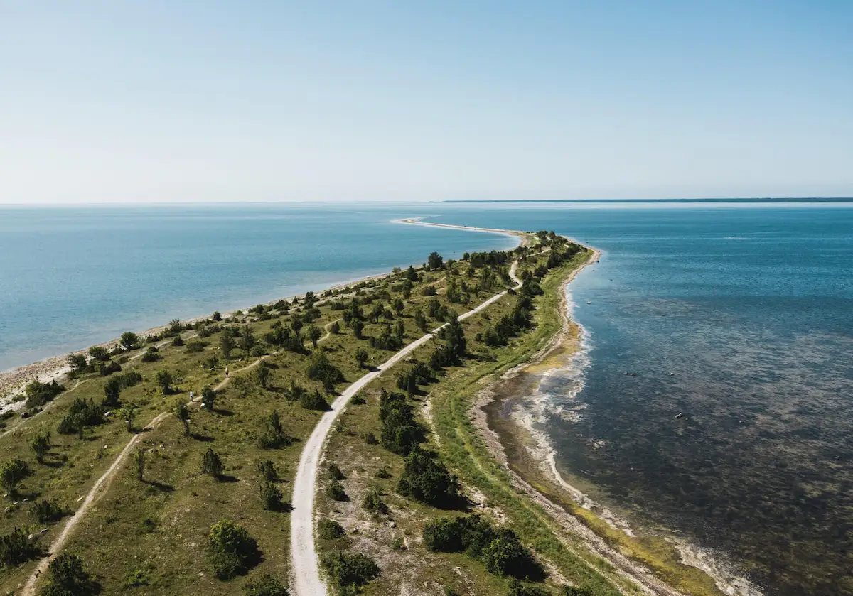 Sääretirbu matkarada Kassaris – 1,7 km pikkune maanina, mis on kõrgemas osas kaetud taimestikuga ja kaob kiviklibuse säärena merre.
