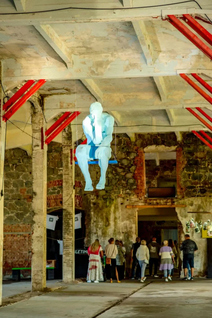 Maalikunst ja näitused Hiiumaal Viscosa Kultuuritehases. mida teha Hiiumaal ja kuhu minna lastega ühepäevased reisid Eestis. Arhitektuuripärand mis loob kunsti, teatrit, kontserte ja festivale. Puhka Eestis kontserdid, söögikohad ja festivalid. Majutus Hiiumaal ning kirev kultuurikava, loodusmatkad, kultuurireisid ja giidituurid.