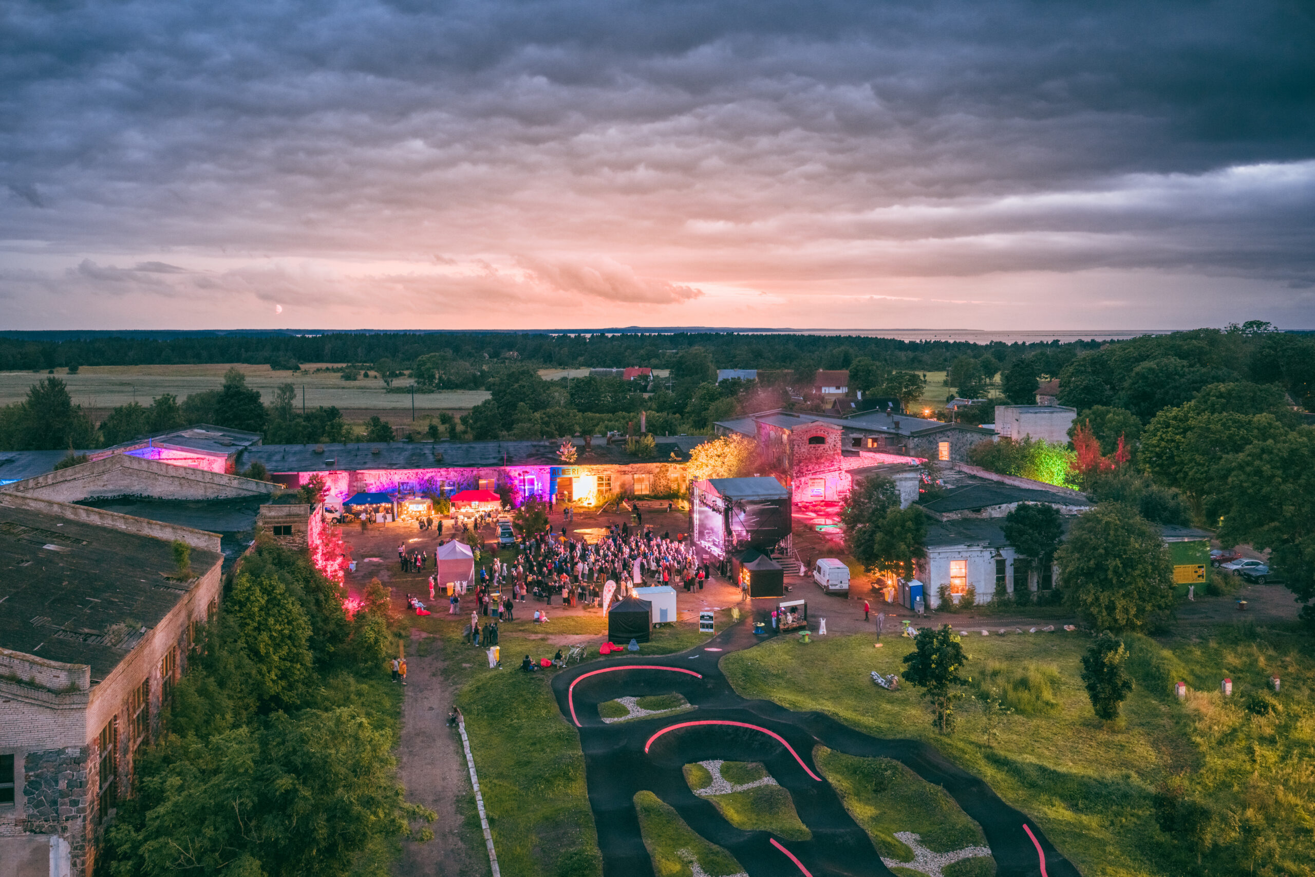 Aerofoto Viscosa Kultuuritehasest Hiiumaal – ajalooline viskoositehasest kultuurikeskus, kus loovus, kunst ja kogukond kohtuvad