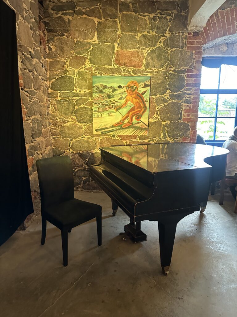 Viscosa Art Cafes restaureeritud Estonia klaver