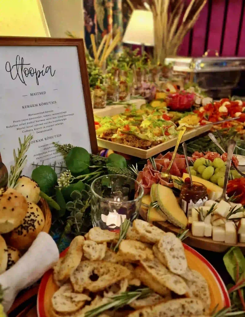 Korralda Hiiumaal külalistemaja Utoopia nr 9 restoranisaalis sünnipäev, firmapidu või kokkutulek