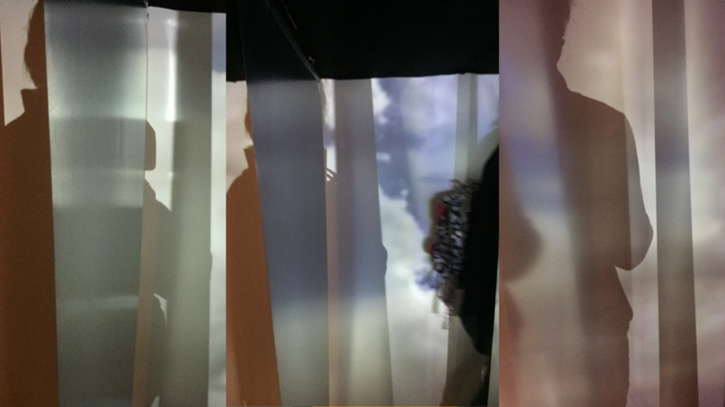 Maarja Meeru tekstiilinäitusega „Peegeldused” tähistab Viscosa 111 aasta möödumisest La Viscosa kunstsiidi- ehk viskoositehase rajamisest. Näitus toimub Hiiumaal ja kestab 20.06–31.10.2026