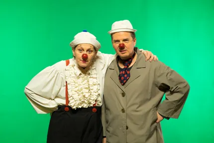 Piip ja Tuut mängivad Viscosa Kultuuritehases Hiiumaal lavastusi "Loomad", "Kontserdil", "Piip ja Tuut teevad trikke" ja "Onu Ööbik"