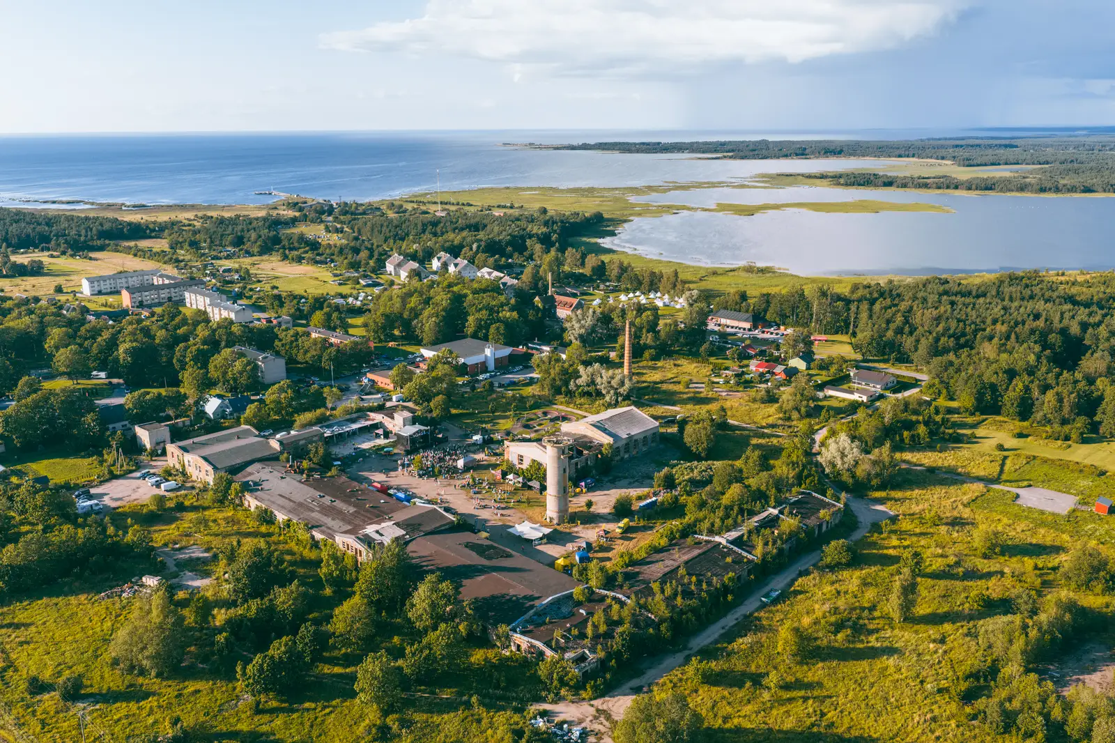 Mida teha Hiiumaal Kõrgessaares? Siin on teater, näitused, pumprada, restoran, majutus ja matkarajad.