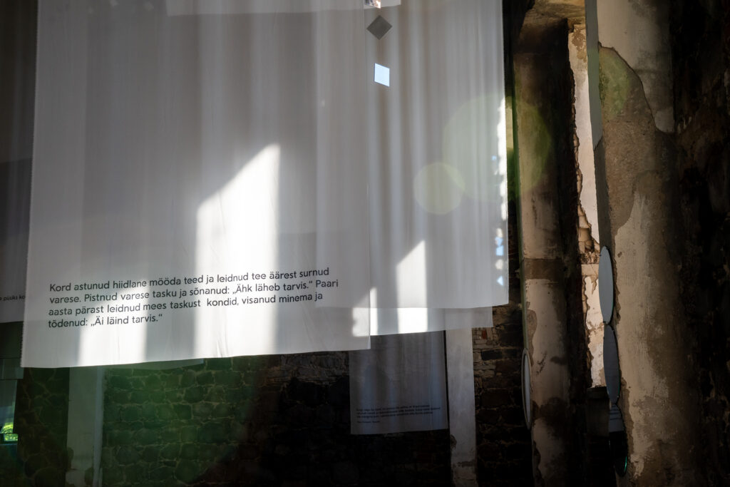 Peegeldused kunstiinstallatsioon Hiiumaal Viscosa Aurumajas, kardinale on trükitud lugu hiidlasest, kes leidis surnud varese.