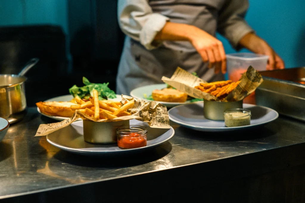 RIBE Catering kokk serveerib friikartuleid Viscosa Kultuuritehase restorani köögis Hiiumaal