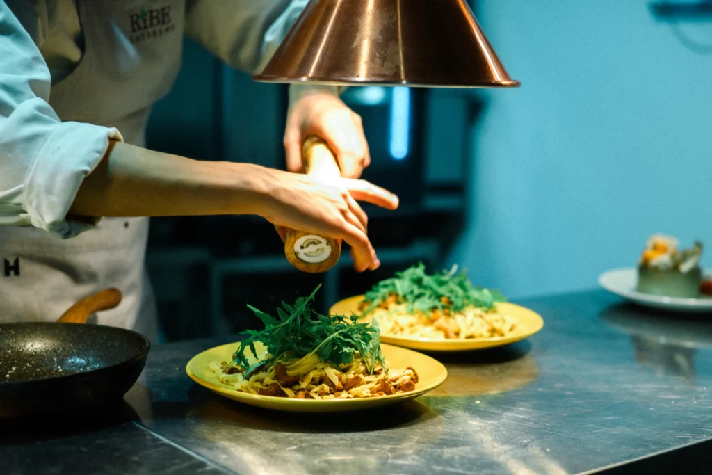 RIBE Catering kokk serveerib seenepastat Viscosa Kultuuritehase restorani köögis Hiiumaal
