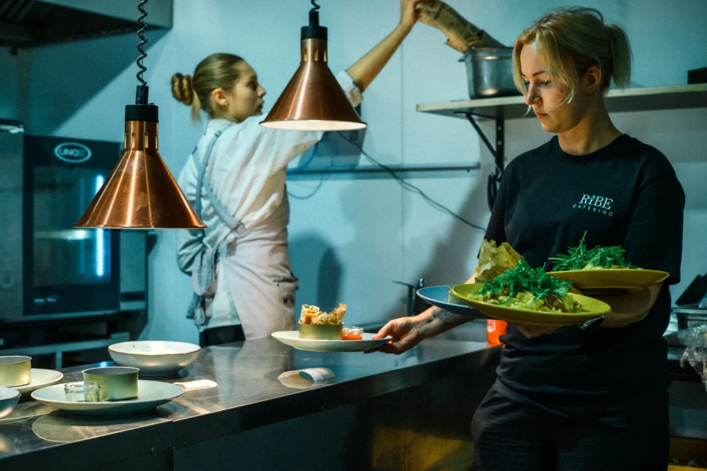 RIBE Catering teenindaja viib klientidele toitu Viscosa Kultuuritehase restorani köögis Hiiumaal