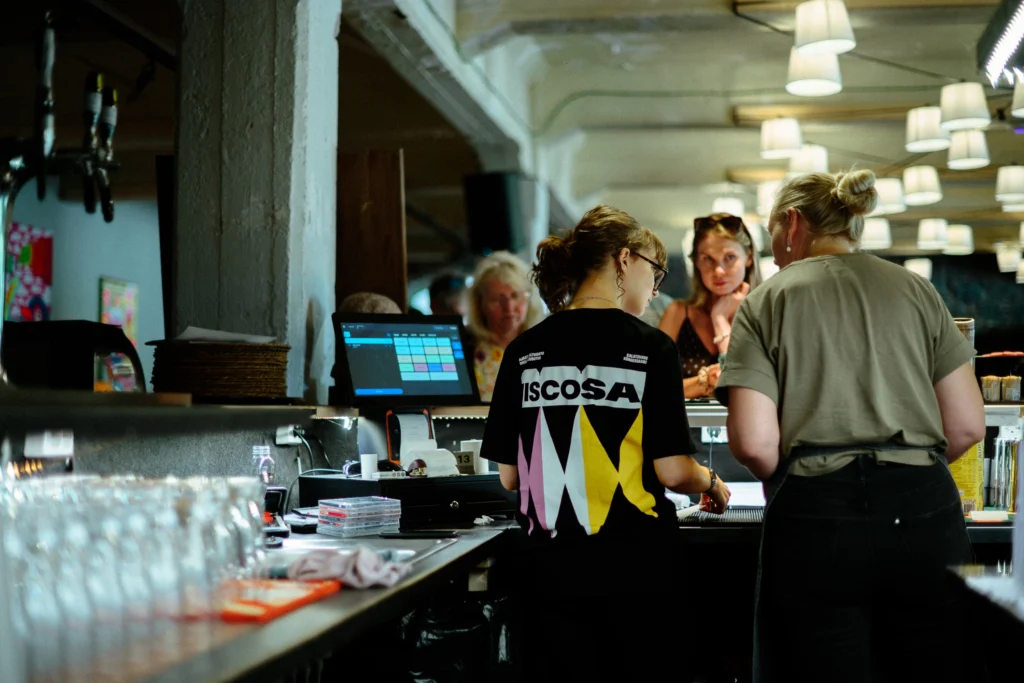 RIBE Catering teenidajad Viscosa Kultuuritehase restoranis tellimusi vastu võtmas.