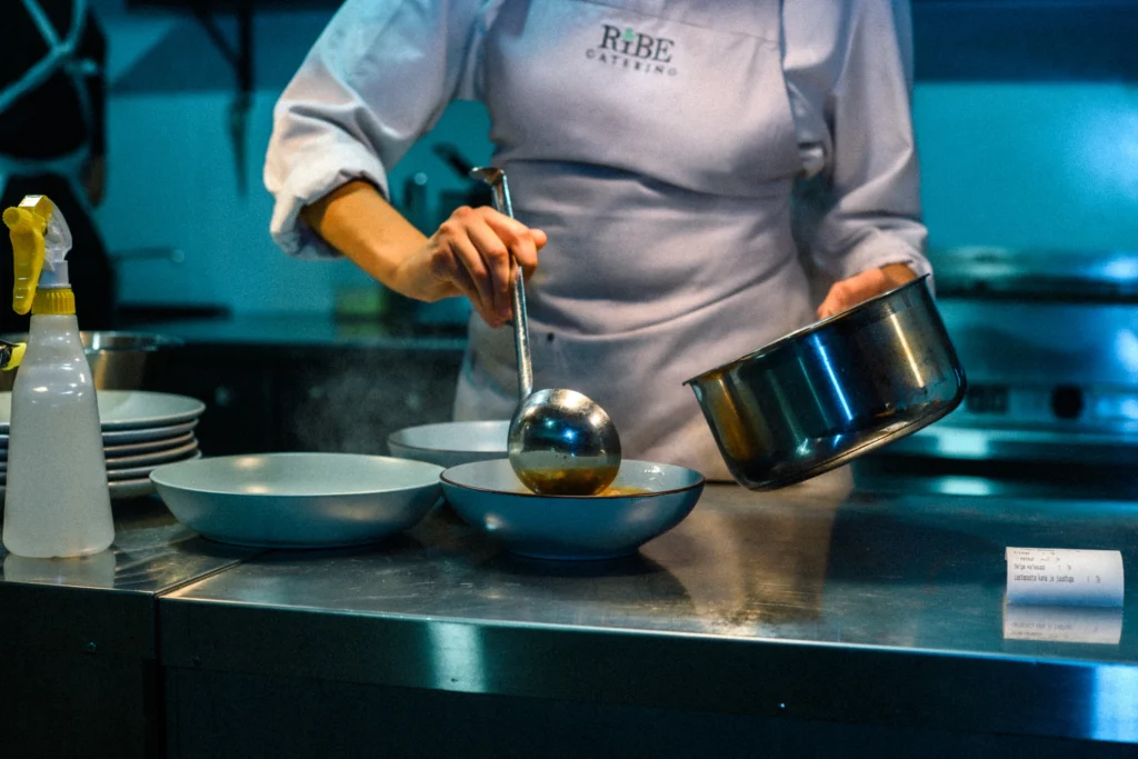 RIBE Catering kokk serveerib toitu Viscosa Kultuuritehase restoranis Hiiumaal