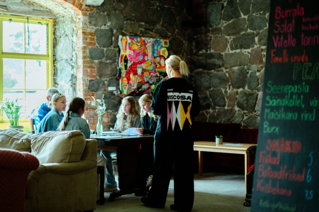 RIBE Catering teenidaja Viscosa Kultuuritehase restorani klientidega restorani saalis Hiiumaal