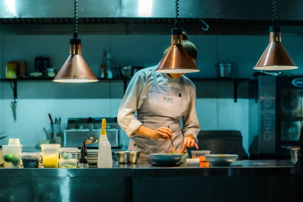 RIBE Catering kokk serveerib toitu Viscosa Kultuuritehase restorani köögis Hiiumaal