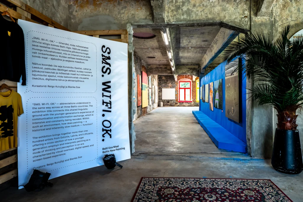 SMS. WIFI. OK. Balti Uus Maal näituse sissejuhatav plakat Viscosa Kultuuritehases Hiiumaal
